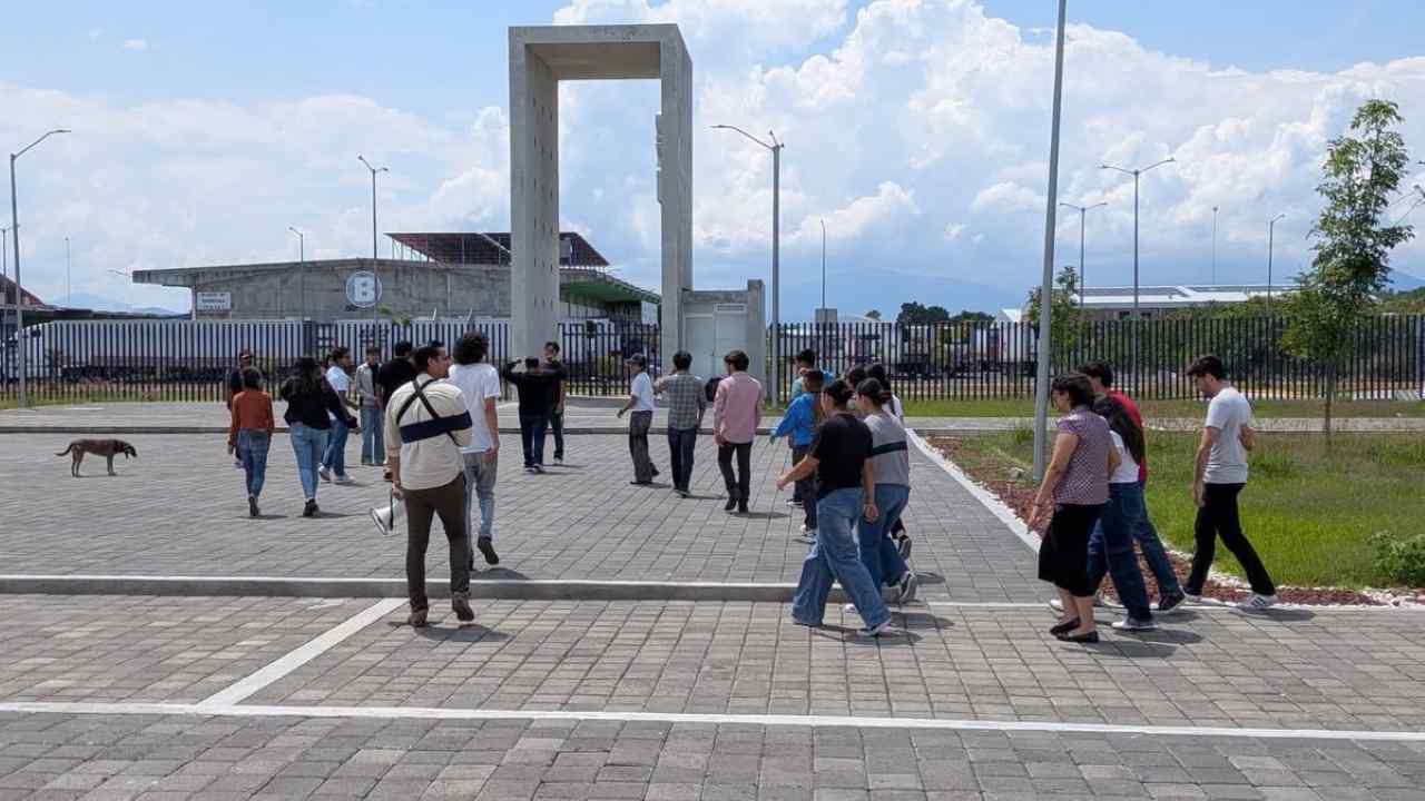 Personal y alumnado de la Unidad Profesional de Zamora de la UMSNH evacúan instalaciones hacia punto de reunión exterior durante la Jornada Nacional de Protección Civil. Personal y alumnado de la Unidad Profesional de Zamora de la UMSNH evacúan instalaciones hacia punto de reunión exterior durante la Jornada Nacional de Protección Civil.