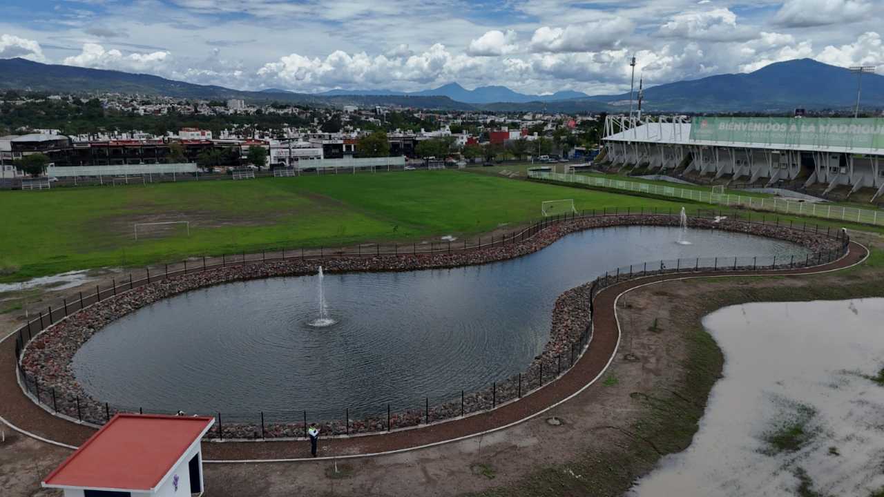 El lago artificial forma parte de la estrategia de la UMSNH para almacenar y distribuir agua industrial en Ciudad Universitaria. El lago artificial forma parte de la estrategia de la UMSNH para almacenar y distribuir agua industrial en Ciudad Universitaria.