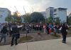 Más de mil egresados de UMSNH presentan examen Ceneval EGEL Personal de logística de la UMSNH coordina el flujo e ingreso ordenado de los más de mil sustentantes en la plaza exterior del complejo educativo.