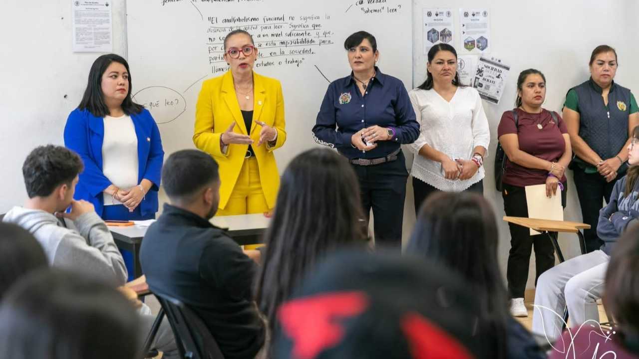 En un gesto de proximidad con el estudiantado, la rectora Yarabí Ávila González recibió planteamientos directamente de las alumnas y alumnos de nuevo ingreso durante su visita a distintas facultades de la UMSNH. En un gesto de proximidad con el estudiantado, la rectora Yarabí Ávila González recibió planteamientos directamente de las alumnas y alumnos de nuevo ingreso durante su visita a distintas facultades de la UMSNH.