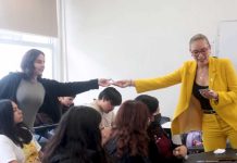 Rectora de la UMSNH recorre Ciudad Universitaria con alumnos de nuevo ingreso La rectora de la UMSNH exhortó a los estudiantes de nuevo ingreso a no guardar silencio ante situaciones que atenten contra su integridad: "No les dé miedo levantar la voz, siempre van a estar arropados por nosotros".