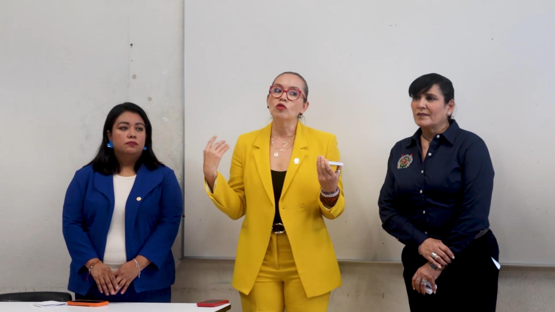 En el interior de un salón de clases, la rectora Yarabí Ávila González convocó a los estudiantes de nuevo ingreso a comprometerse con su formación académica y participar activamente en la vida universitaria. En el interior de un salón de clases, la rectora Yarabí Ávila González convocó a los estudiantes de nuevo ingreso a comprometerse con su formación académica y participar activamente en la vida universitaria.