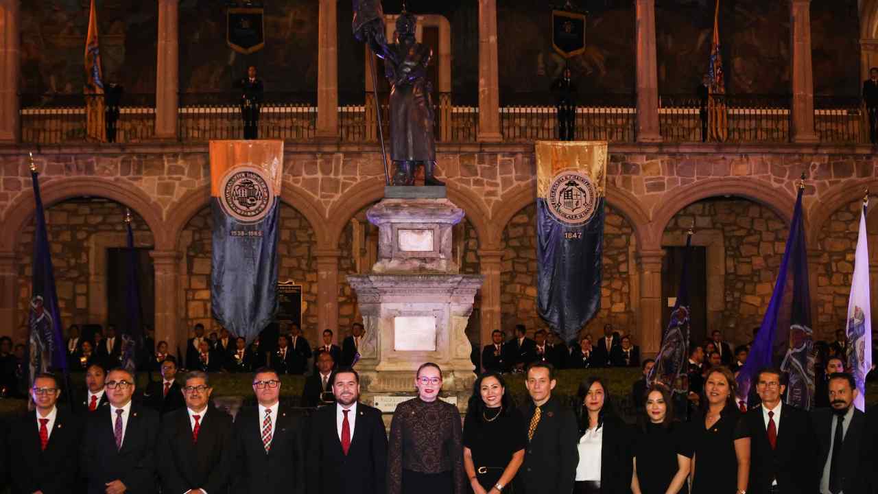 Integrantes del presídium y autoridades universitarias encabezados por la rectora Yarabí Ávila González al pie del monumento a Miguel Hidalgo en el Colegio de San Nicolás. Integrantes del presídium y autoridades universitarias encabezados por la rectora Yarabí Ávila González al pie del monumento a Miguel Hidalgo en el Colegio de San Nicolás.