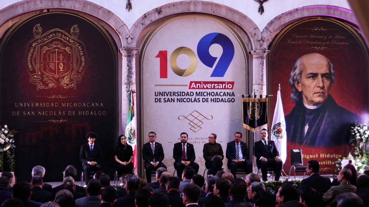 El presídium institucional presidió la sesión solemne enmarcada por los símbolos históricos del Colegio de San Nicolás y la imagen de Miguel Hidalgo. El presídium institucional presidió la sesión solemne enmarcada por los símbolos históricos del Colegio de San Nicolás y la imagen de Miguel Hidalgo.