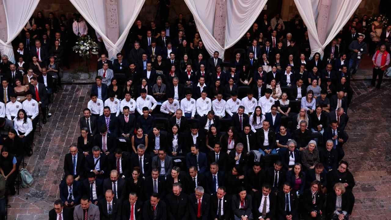 Concurrencia masiva en el recinto histórico nicolaita durante la ceremonia conmemorativa por el centésimo noveno aniversario de la universidad. Concurrencia masiva en el recinto histórico nicolaita durante la ceremonia conmemorativa por el centésimo noveno aniversario de la universidad.