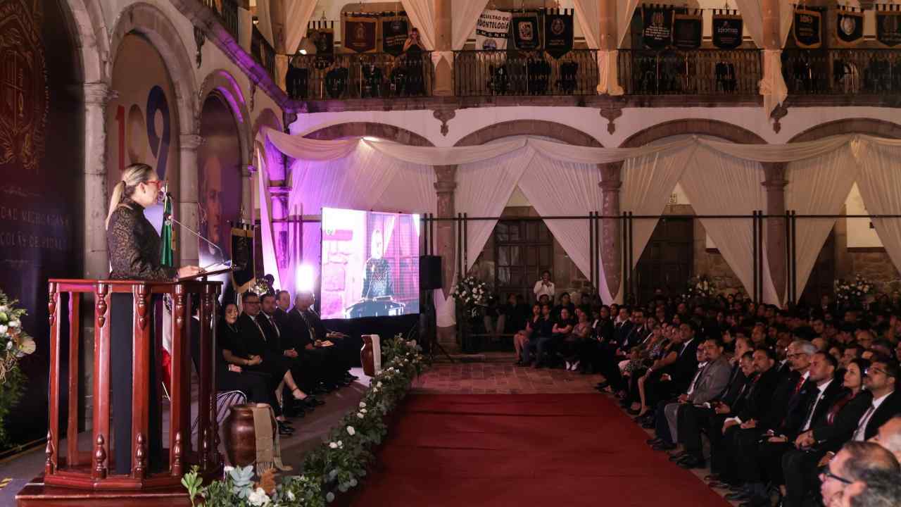 La comunidad nicolaita siguió el mensaje rectoral a través de pantallas instaladas en los arcos monumentales del recinto novohispano. La comunidad nicolaita siguió el mensaje rectoral a través de pantallas instaladas en los arcos monumentales del recinto novohispano.