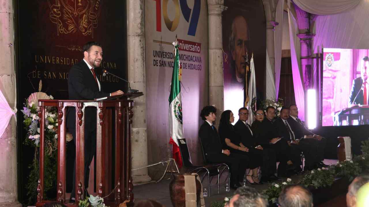 En su mensaje, el legislador Reyes Galindo - orador oficial del evento - refrendó el compromiso con la defensa de la autonomía y el presupuesto universitario. En su mensaje, el legislador Reyes Galindo - orador oficial del evento - refrendó el compromiso con la defensa de la autonomía y el presupuesto universitario.
