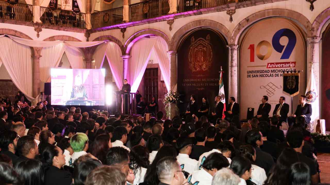 Estudiantes, investigadores y directivos nicolaitas abarrotaron el recinto durante la conmemoración de la refundación universitaria de 1917. Estudiantes, investigadores y directivos nicolaitas abarrotaron el recinto durante la conmemoración de la refundación universitaria de 1917.