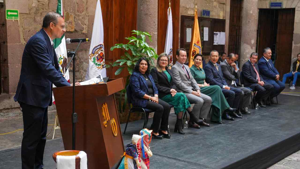 El secretario Académico de la UMSNH, Antonio Ramos Paz, dirigió un mensaje destacando la consolidación del Pase por Excelencia Académica y la evaluación integral docente. El secretario Académico de la UMSNH, Antonio Ramos Paz, dirigió un mensaje destacando la consolidación del Pase por Excelencia Académica y la evaluación integral docente.