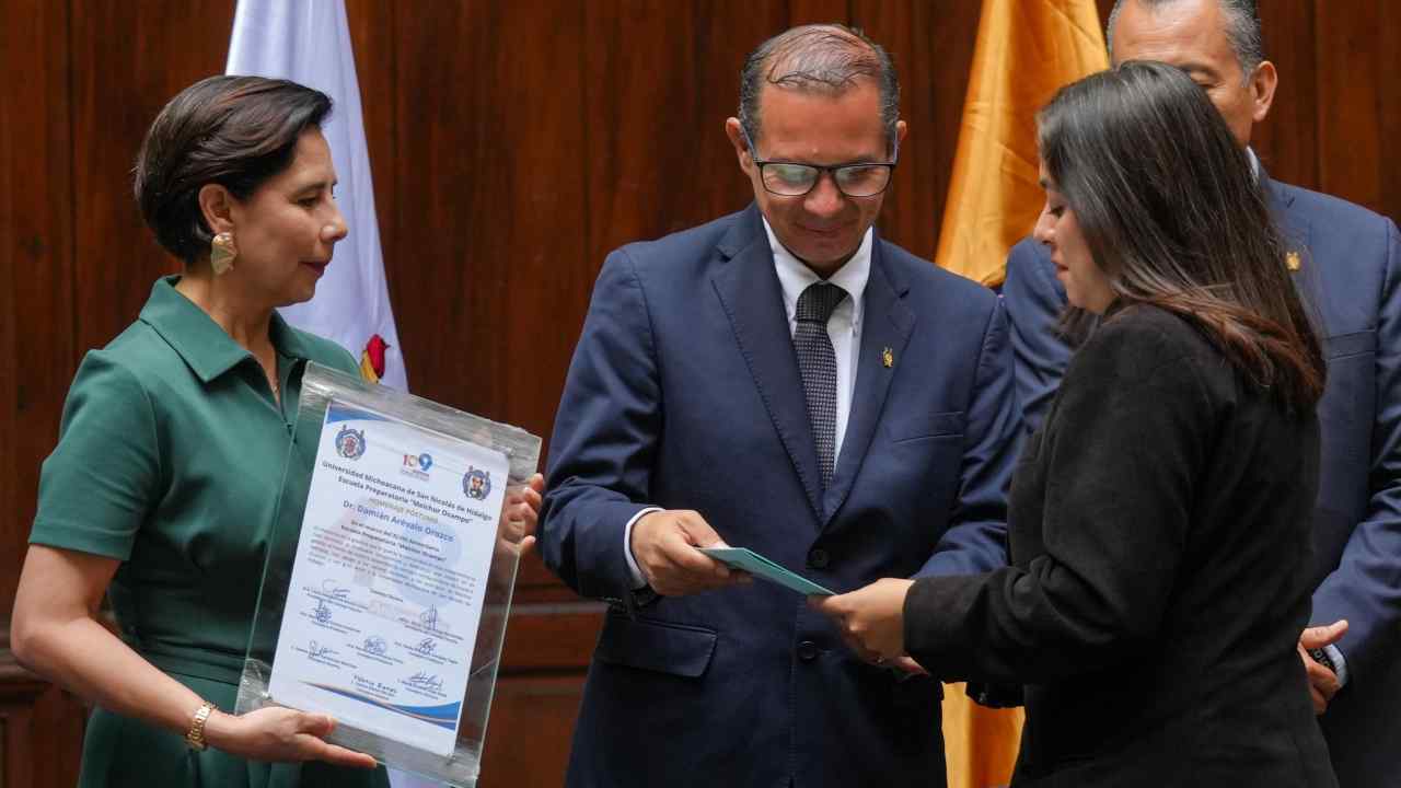 El secretario Académico, Antonio Ramos Paz, y directivos del plantel entregaron distinciones por trayectoria a docentes durante la ceremonia oficial. El secretario Académico, Antonio Ramos Paz, y directivos del plantel entregaron distinciones por trayectoria a docentes durante la ceremonia oficial.