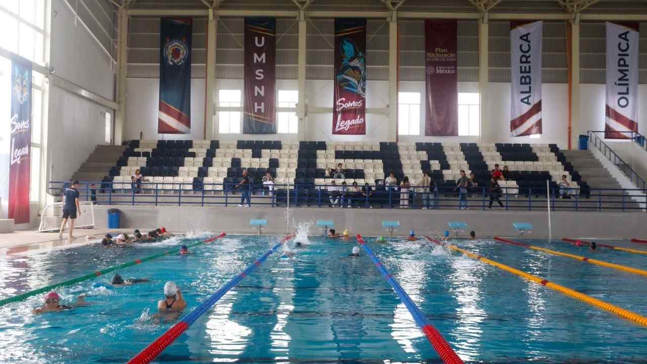 Las sesiones en la piscina olímpica de la UMSNH arrancaron de forma estructurada según las categorías y niveles de aprendizaje de los alumnos. Las sesiones en la piscina olímpica de la UMSNH arrancaron de forma estructurada según las categorías y niveles de aprendizaje de los alumnos.