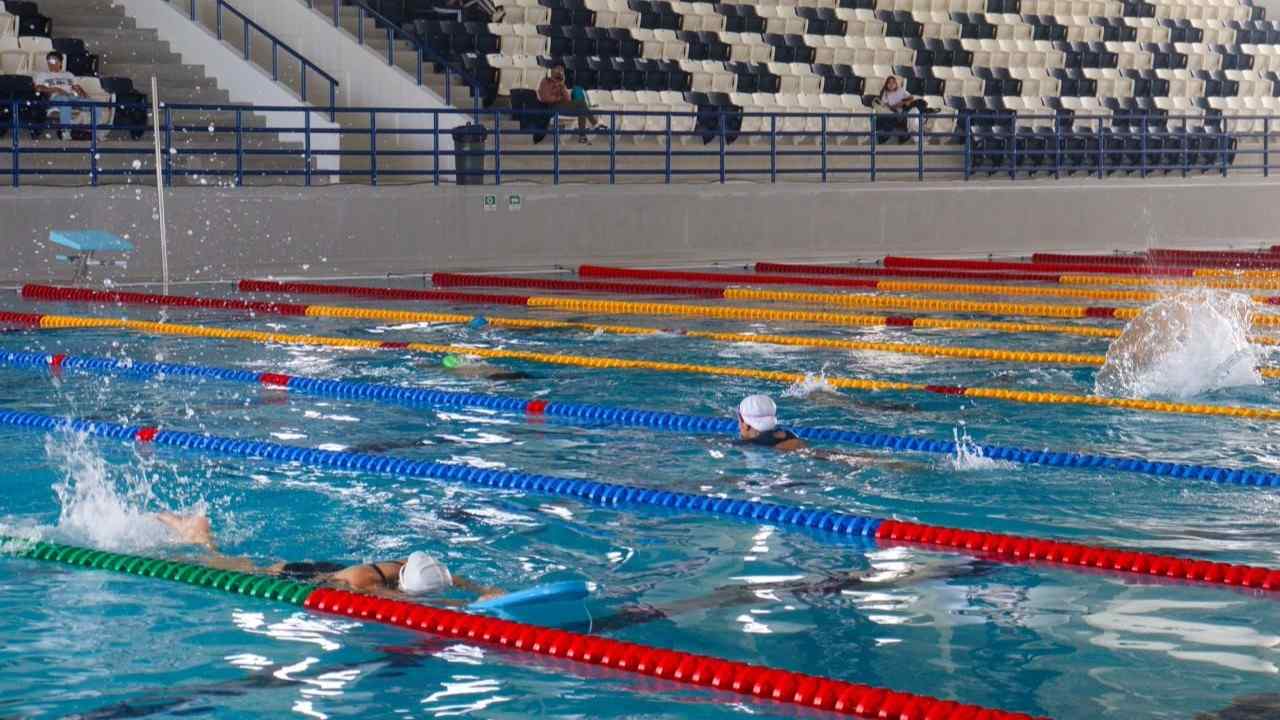 En apego a los estándares del recinto, los nadadores ejecutaron rutinas guiadas para fortalecer su resistencia cardiovascular y capacidades motrices. En apego a los estándares del recinto, los nadadores ejecutaron rutinas guiadas para fortalecer su resistencia cardiovascular y capacidades motrices.