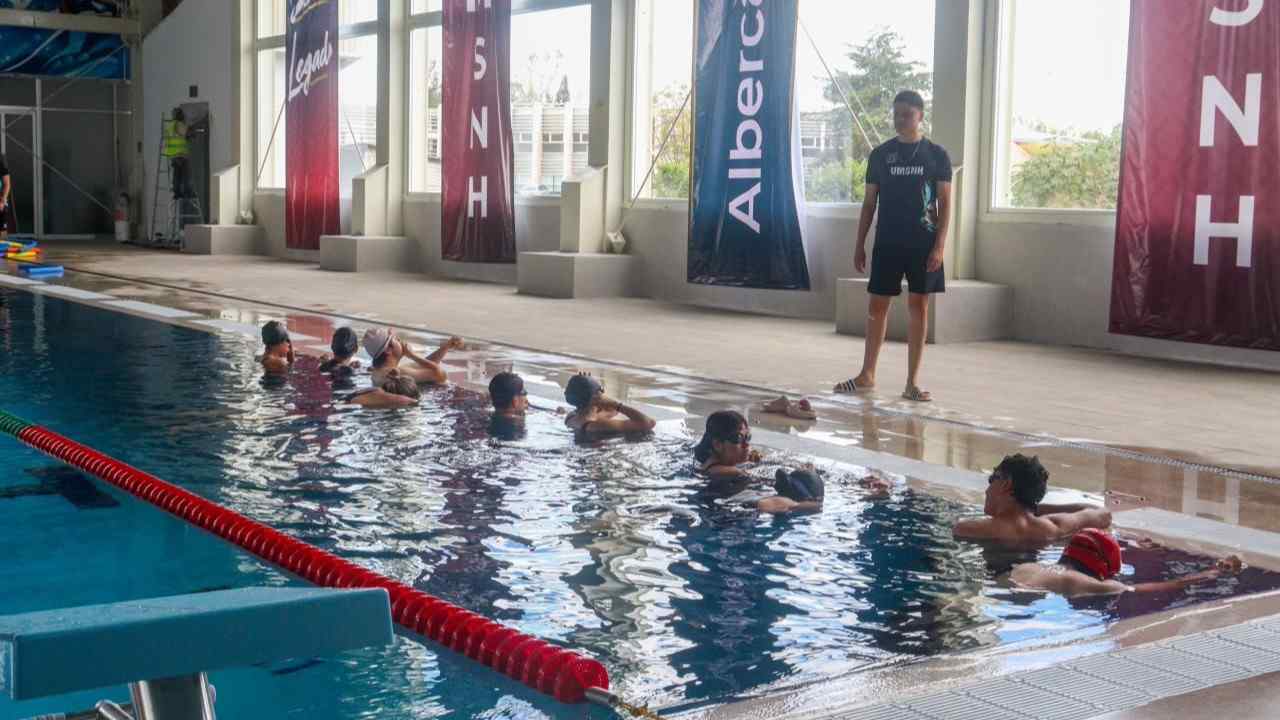 Para salvaguardar la seguridad y el progreso formativo, cada una de las clases cuenta con el acompañamiento presencial de entrenadores capacitados. Para salvaguardar la seguridad y el progreso formativo, cada una de las clases cuenta con el acompañamiento presencial de entrenadores capacitados.