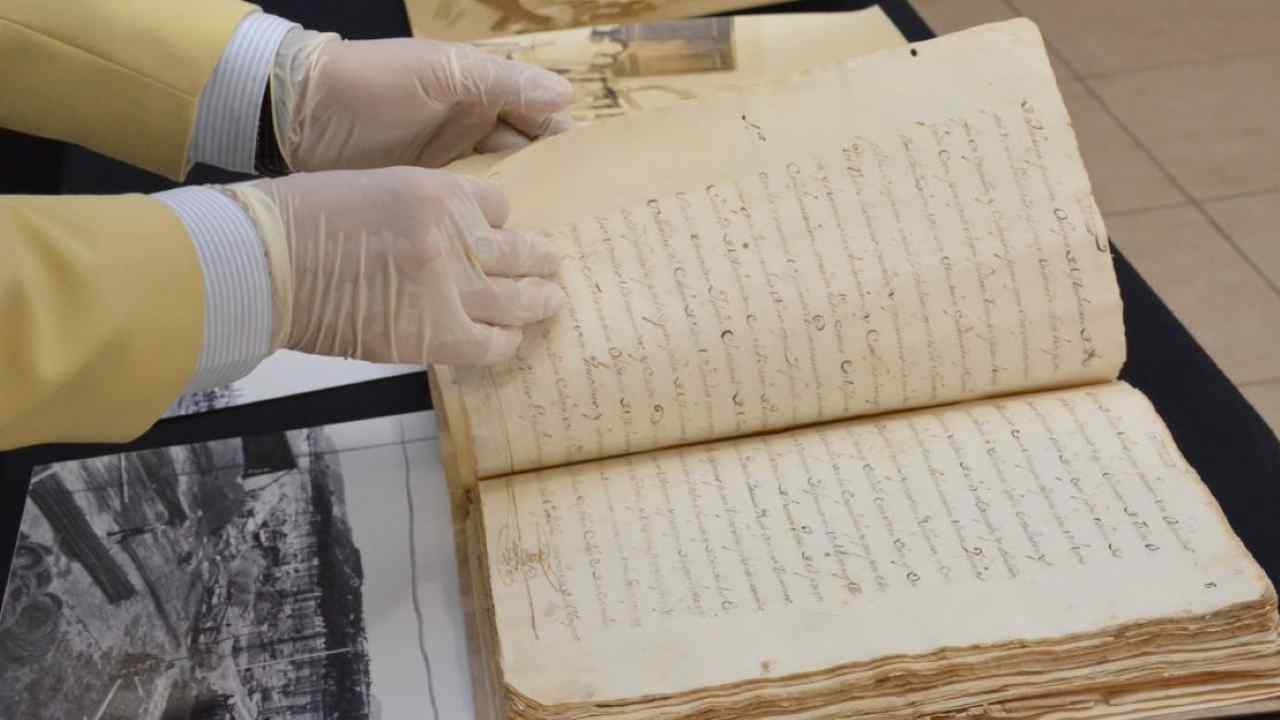 La organización sistemática de fondos hemerográficos permite la preservación y localización ágil de ediciones impresas de décadas pasadas. El análisis y catalogación de expedientes históricos sustentan el rescate del patrimonio documental y la memoria jurídica de la institución.