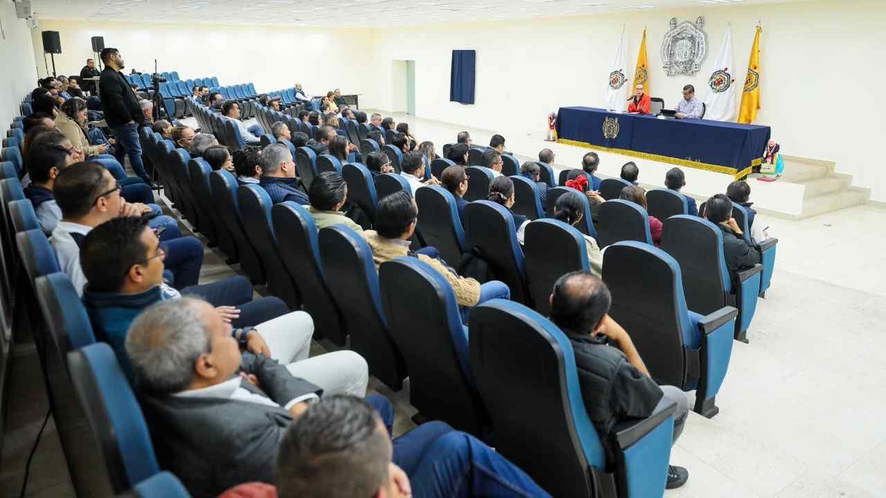 Integrantes del Gabinete Legal y Ampliado de la UMSNH acudieron a la sesión informativa sobre el reglamento que regirá la elección de la próxima administración central. Integrantes del Gabinete Legal y Ampliado de la UMSNH acudieron a la sesión informativa sobre el reglamento que regirá la elección de la próxima administración central.