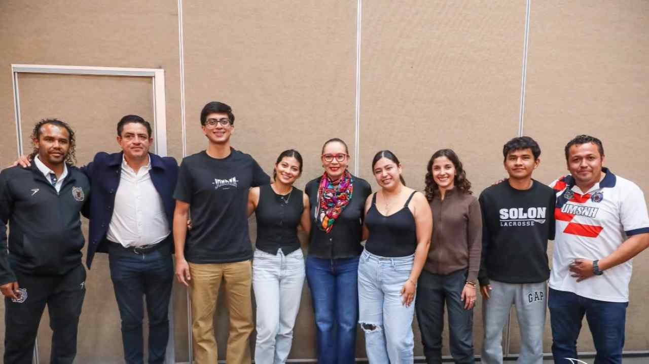 La rectora Yarabí Ávila González acompañada por entrenadores y atletas destacados de los representativos nicolaitas. La rectora Yarabí Ávila González acompañada por entrenadores y atletas destacados de los representativos nicolaitas.