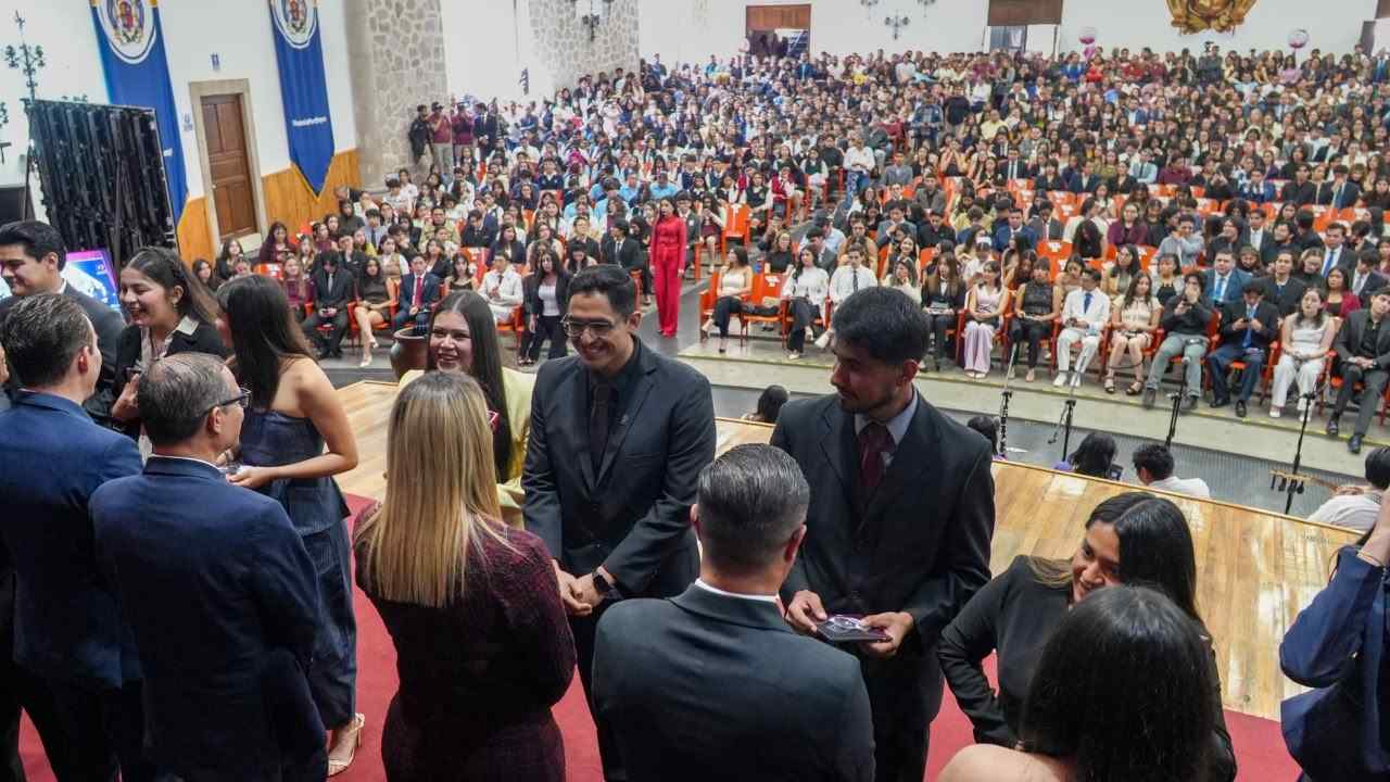Representantes de la comunidad estudiantil galardonada sostienen sus reconocimientos del Premio Padre de la Patria en el presídium junto a docentes y directivos universitarios. Representantes de la comunidad estudiantil galardonada sostienen sus reconocimientos del Premio Padre de la Patria en el presídium junto a docentes y directivos universitarios.