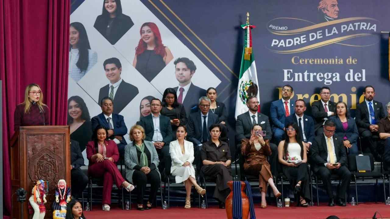 Mensaje de la rectora a los 441 estudiantes distinguidos, en el que enfatizó la responsabilidad social del alumnado en el auditorio de la máxima casa de estudios de Michoacán. Mensaje de la rectora a los 441 estudiantes distinguidos, en el que enfatizó la responsabilidad social del alumnado en el auditorio de la máxima casa de estudios de Michoacán.