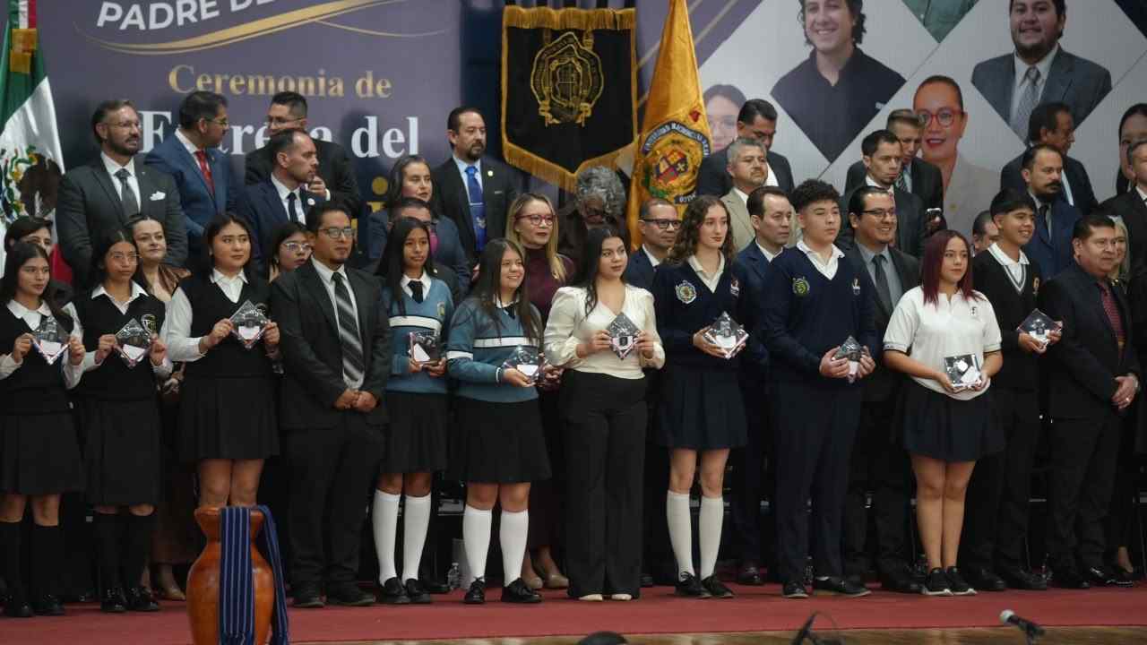 Alumnas y alumnos de diversas escuelas incorporadas y dependencias de la UMSNH que recibieron el galardón, posando en el escenario con sus preseas académicas durante la ceremonia. Alumnas y alumnos de diversas escuelas incorporadas y dependencias de la UMSNH que recibieron el galardón, posando en el escenario con sus preseas académicas durante la ceremonia.