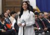 UMSNH distingue excelencia académica con Premio Padre de la Patria Itzel Andrea de la Cruz Mendoza, U una de las estudiantes de la facultad de ciencias médicas que obtuvo el reconocimiento por su alto desempeño, portando su bata y el galardón en la ceremonia de la UMSNH.
