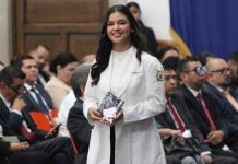 UMSNH distingue excelencia académica con Premio Padre de la Patria Itzel Andrea de la Cruz Mendoza, U una de las estudiantes de la facultad de ciencias médicas que obtuvo el reconocimiento por su alto desempeño, portando su bata y el galardón en la ceremonia de la UMSNH.