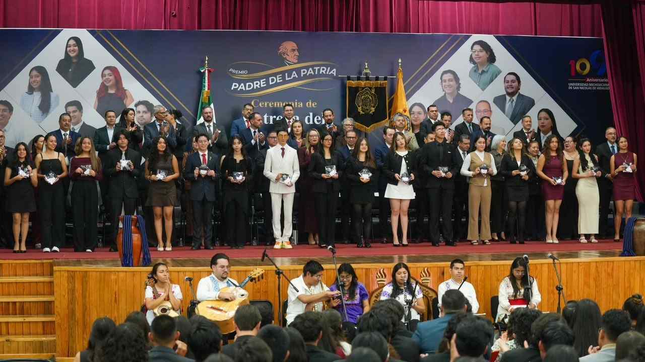 Con intervenciones culturales y artísticas se engalanó la trigésima quinta entrega del Premio Padre de la Patria, que reunió a cientos de asistentes y directivos universitarios. Con intervenciones culturales y artísticas se engalanó la trigésima quinta entrega del Premio Padre de la Patria, que reunió a cientos de asistentes y directivos universitarios.