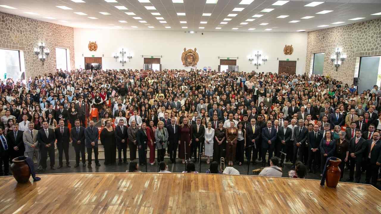 Estudiantes de excelencia académica y familiares llenaron el auditorio durante la entrega de los reconocimientos, donde la rectora Yarabí Ávila y autoridades de la UMSNH saludaron de manera personal a los galardonados en el presídium. Estudiantes de excelencia académica y familiares llenaron el auditorio durante la entrega de los reconocimientos, donde la rectora Yarabí Ávila y autoridades de la UMSNH saludaron de manera personal a los galardonados en el presídium.