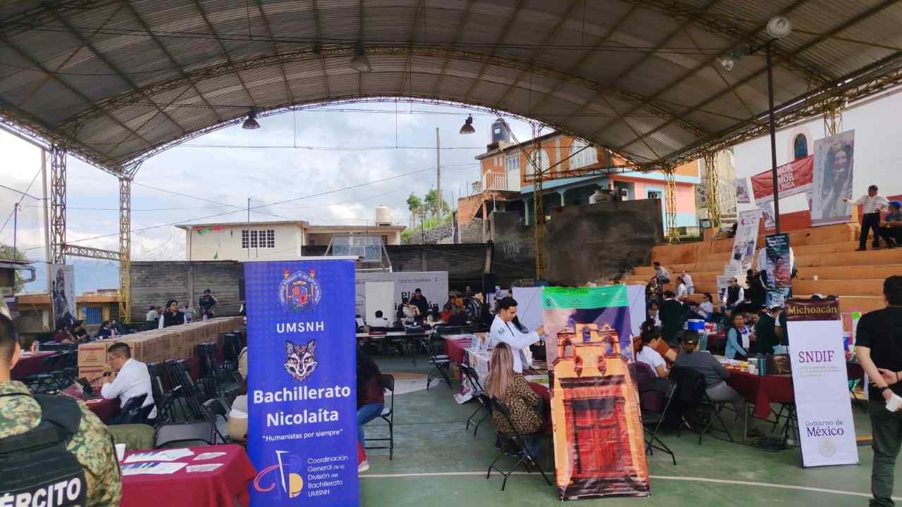Módulos informativos de la UMSNH y dependencias federales instalados en la cancha comunitaria de Urandén de Morelos durante la Feria del Bienestar. Módulos informativos de la UMSNH y dependencias federales instalados en la cancha comunitaria de Urandén de Morelos durante la Feria del Bienestar.