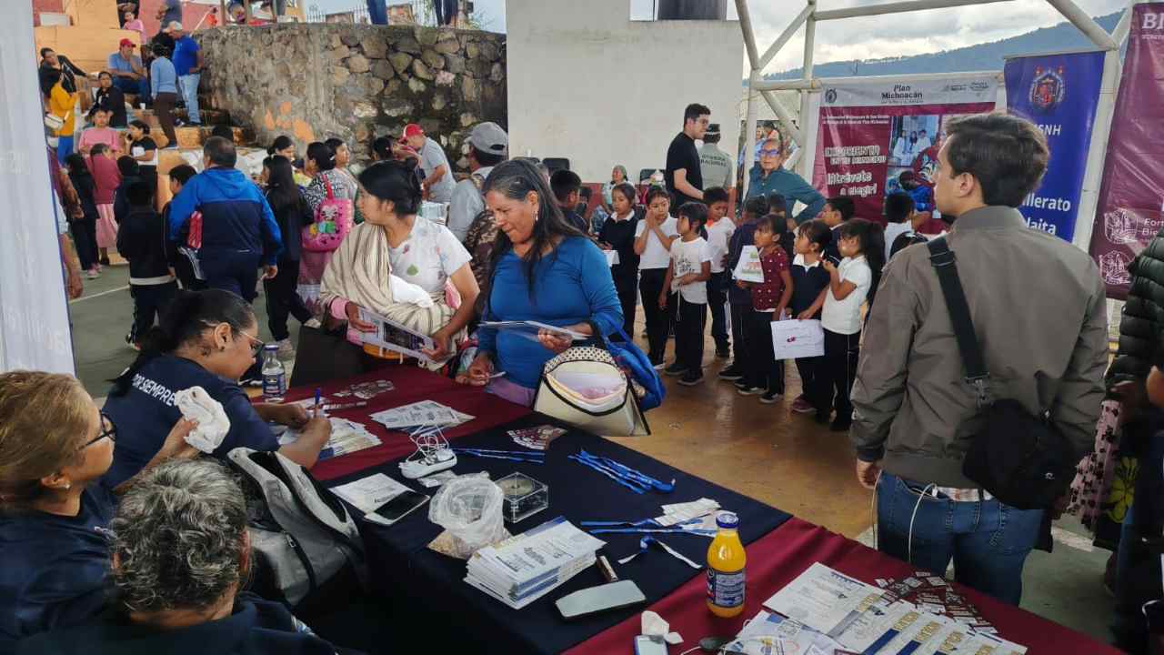 Habitantes de la comunidad insular reciben folletos y asesoría personalizada sobre los programas académicos y becas de la Casa de Hidalgo. Habitantes de la comunidad insular reciben folletos y asesoría personalizada sobre los programas académicos y becas de la Casa de Hidalgo.