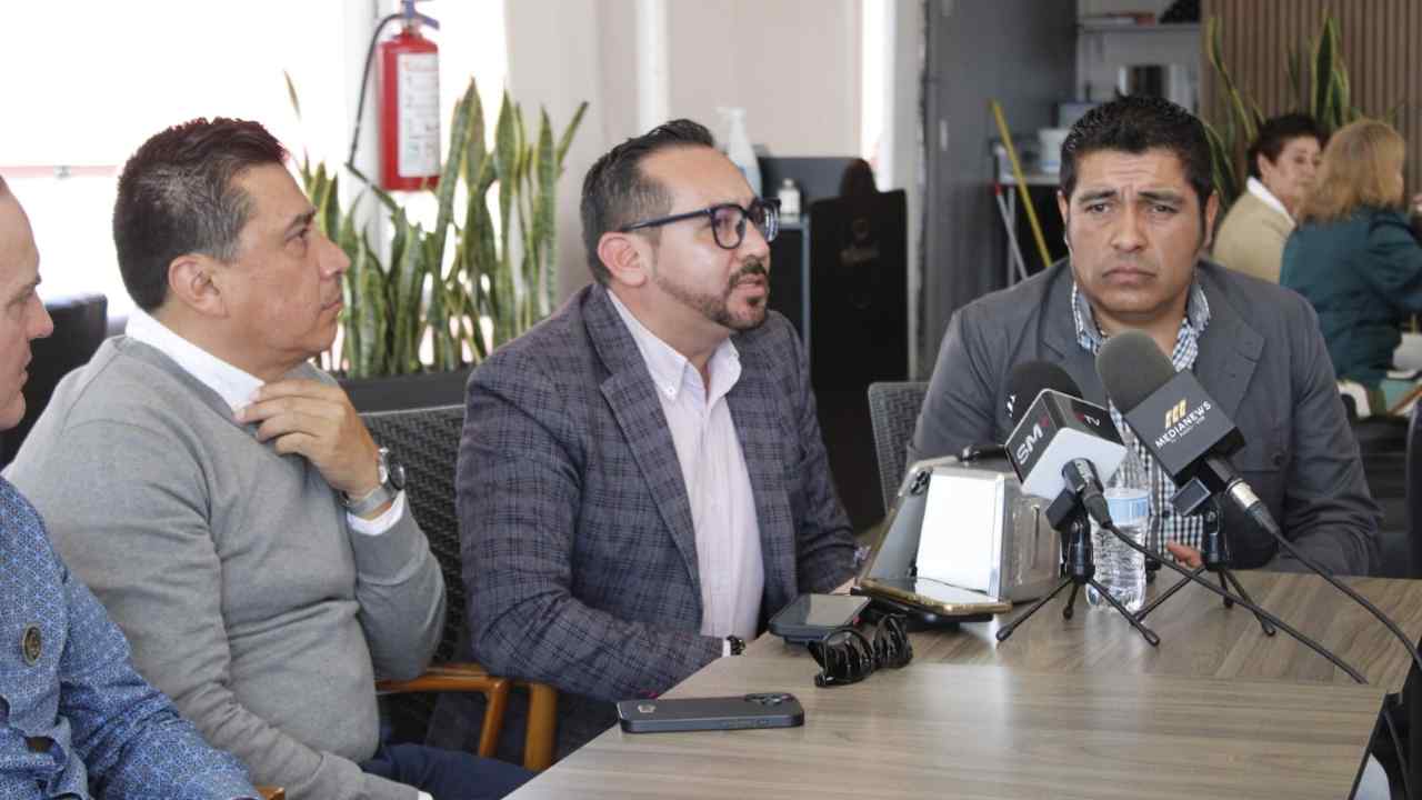Josué Gómez, presidente de la Cámara de Comercio de Tres Marías, encabeza la rueda de prensa en Morelia donde se presentaron los objetivos de la misión comercial que empresarios michoacanos sostendrán en el Valle de Texas. Josué Gómez, presidente de la Cámara de Comercio de Tres Marías, encabeza la rueda de prensa en Morelia donde se presentaron los objetivos de la misión comercial que empresarios michoacanos sostendrán en el Valle de Texas.