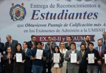 UMSNH reconoce a 744 alumnos con mejores puntajes de admisión Un grupo representativo de los 744 jóvenes premiados exhibe sus diplomas tras obtener la excelencia académica en las evaluaciones de ingreso.