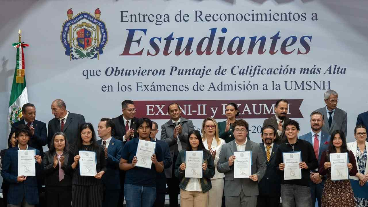 Un grupo representativo de los 744 jóvenes premiados exhibe sus diplomas tras obtener la excelencia académica en las evaluaciones de ingreso. Un grupo representativo de los 744 jóvenes premiados exhibe sus diplomas tras obtener la excelencia académica en las evaluaciones de ingreso.