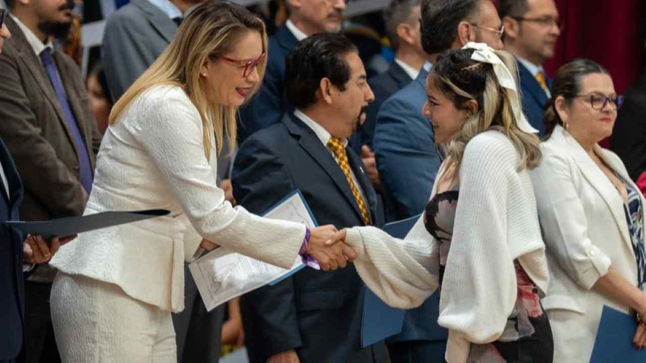 La rectora de la UMSNH saluda y felicita personalmente a una de las estudiantes destacadas durante la ceremonia de entrega de reconocimientos. La rectora de la UMSNH saluda y felicita personalmente a una de las estudiantes destacadas durante la ceremonia de entrega de reconocimientos.