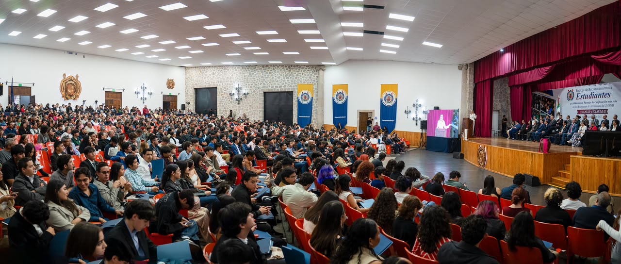 Cientos de alumnos y familiares abarrotaron el recinto universitario para presenciar el reconocimiento inédito a la excelencia en el proceso de admisión. Cientos de alumnos y familiares abarrotaron el recinto universitario para presenciar el reconocimiento inédito a la excelencia en el proceso de admisión.