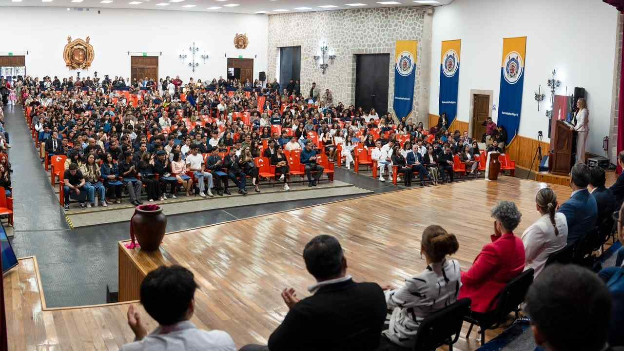 Autoridades nicolaitas, directivos de facultades y familiares atestiguaron la política de reconocimiento al mérito impulsada por la actual administración universitaria. Autoridades nicolaitas, directivos de facultades y familiares atestiguaron la política de reconocimiento al mérito impulsada por la actual administración universitaria.