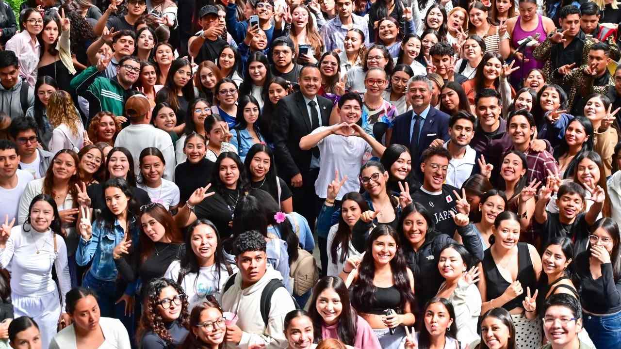 Estudiantes nicolaitas y autoridades universitarias se reúnen en el campus central para celebrar la reactivación y dignificación de las áreas comunes de la UMSNH. Estudiantes nicolaitas y autoridades universitarias se reúnen en el campus central para celebrar la reactivación y dignificación de las áreas comunes de la UMSNH.