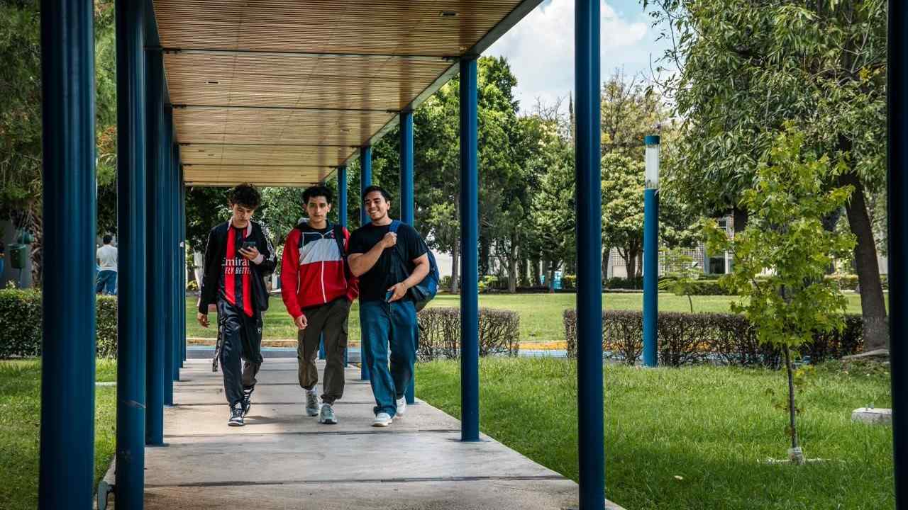 Jóvenes universitarios transitan por los andadores techados y renovados que comunican a las diversas facultades en Ciudad Universitaria. Jóvenes universitarios transitan por los andadores techados y renovados que comunican a las diversas facultades en Ciudad Universitaria.