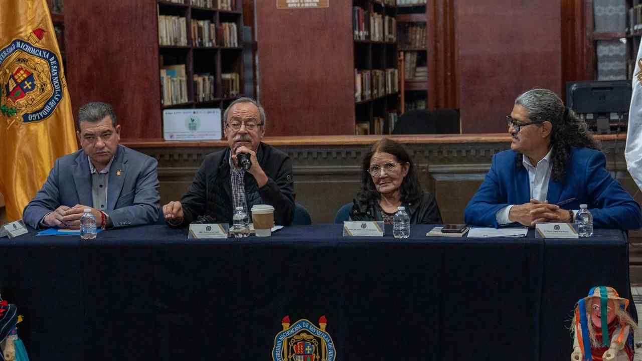 Manuel Calderón, Fritz Glockner, María Guadalupe Estrada y Miguel Ángel Villa Álvarez encabezaron la mesa de diálogo sobre movimientos armados de izquierda. Manuel Calderón, Fritz Glockner, María Guadalupe Estrada y Miguel Ángel Villa Álvarez encabezaron la mesa de diálogo sobre movimientos armados de izquierda.