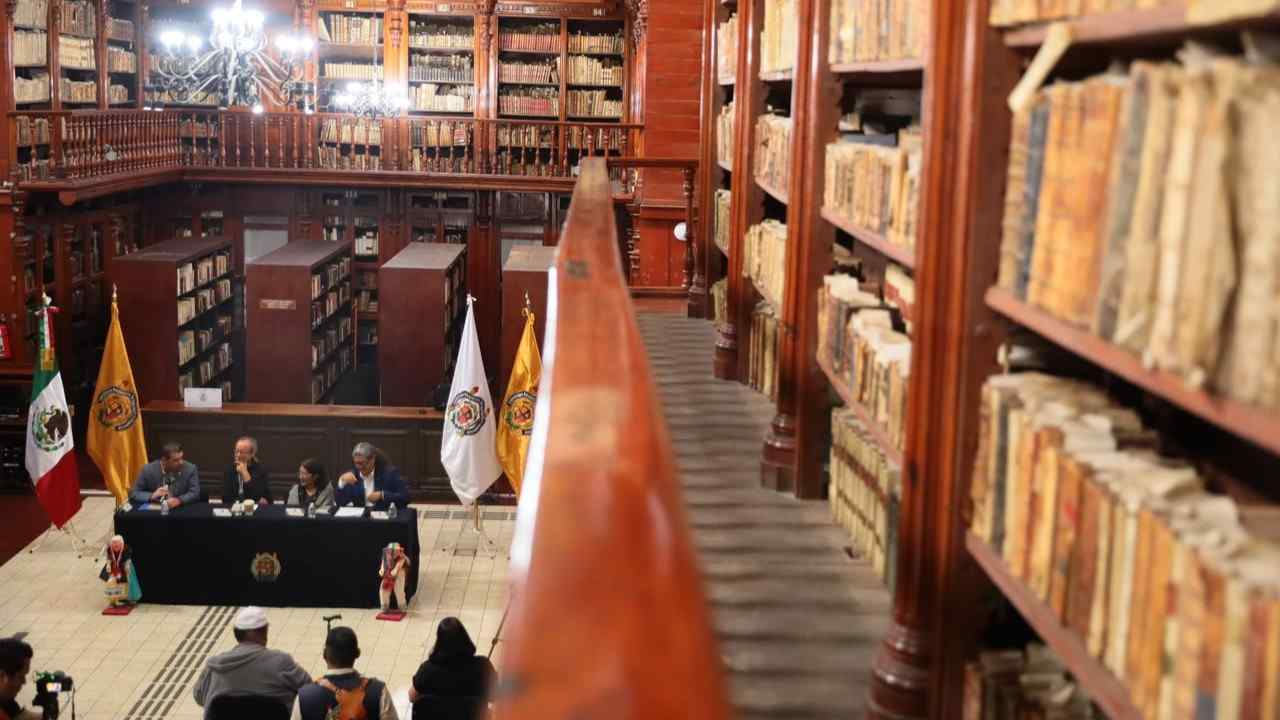 Rodeados por el acervo bibliográfico histórico de la UMSNH, los ponentes expusieron los detalles de la obra y la serie Los años heridos. Rodeados por el acervo bibliográfico histórico de la UMSNH, los ponentes expusieron los detalles de la obra y la serie Los años heridos.