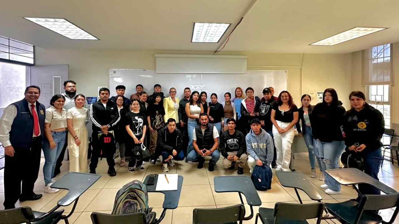Estudiantes y personal académico en las instalaciones de la Universidad Michoacana de San Nicolás de Hidalgo, institución que fortaleció su nivel superior con la apertura de seis nuevos posgrados. Estudiantes y personal académico en las instalaciones de la Universidad Michoacana de San Nicolás de Hidalgo, institución que fortaleció su nivel superior con la apertura de seis nuevos posgrados.