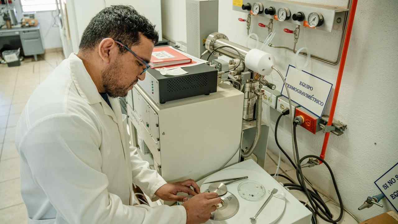 Investigador opera equipo termogravimétrico especializado, reflejo del trabajo científico que respalda la calidad de los posgrados acreditados en la institución. Investigador opera equipo termogravimétrico especializado, reflejo del trabajo científico que respalda la calidad de los posgrados acreditados en la institución.