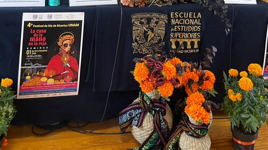 Flores de cempasúchil, textiles regionales y elementos representativos de la ENES Morelia enmarcaron la presentación de la cuarta edición del encuentro cultural. Flores de cempasúchil, textiles regionales y elementos representativos de la ENES Morelia enmarcaron la presentación de la cuarta edición del encuentro cultural.
