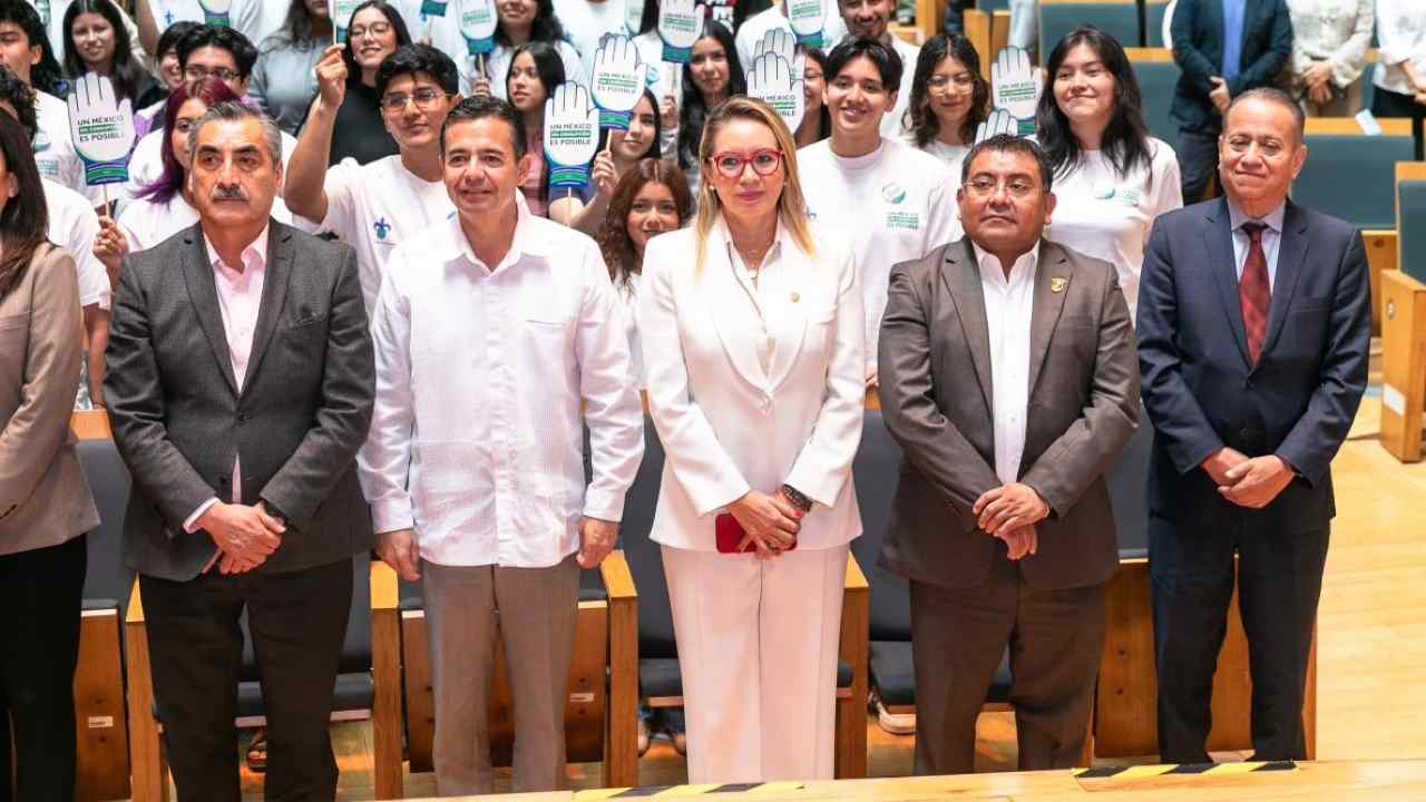 La rectora de la UMSNH, Yarabí Ávila González, posa con autoridades universitarias y federales durante la firma del convenio del Programa Nacional de Auditoras y Auditores Universitarios, en Xalapa, Veracruz. La rectora de la UMSNH, Yarabí Ávila González, posa con autoridades universitarias y federales durante la firma del convenio del Programa Nacional de Auditoras y Auditores Universitarios, en Xalapa, Veracruz.