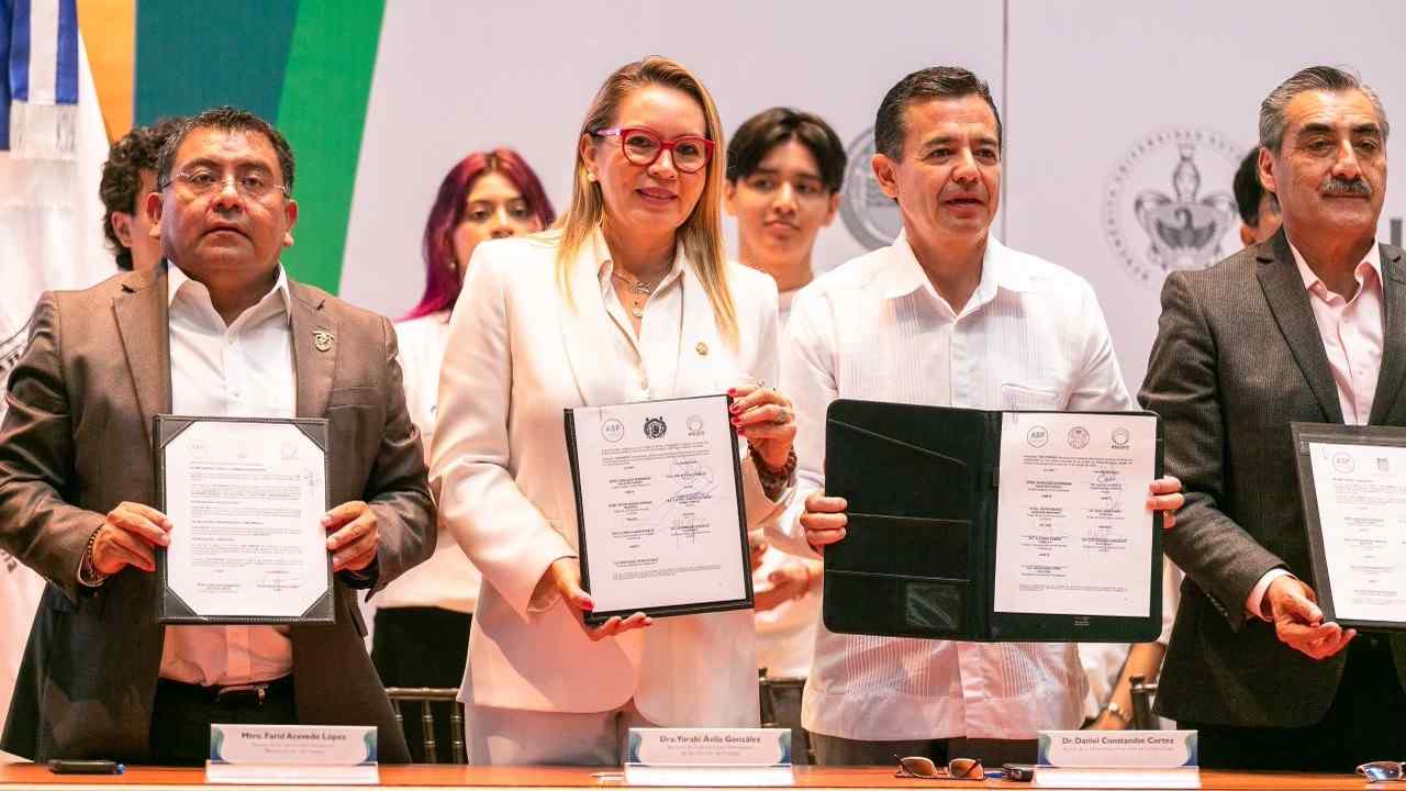 Yarabí Ávila González, rectora de la UMSNH, muestra el convenio firmado con la ASF y la ANUIES junto con titulares de otras universidades públicas estatales. Yarabí Ávila González, rectora de la UMSNH, muestra el convenio firmado con la ASF y la ANUIES junto con titulares de otras universidades públicas estatales.