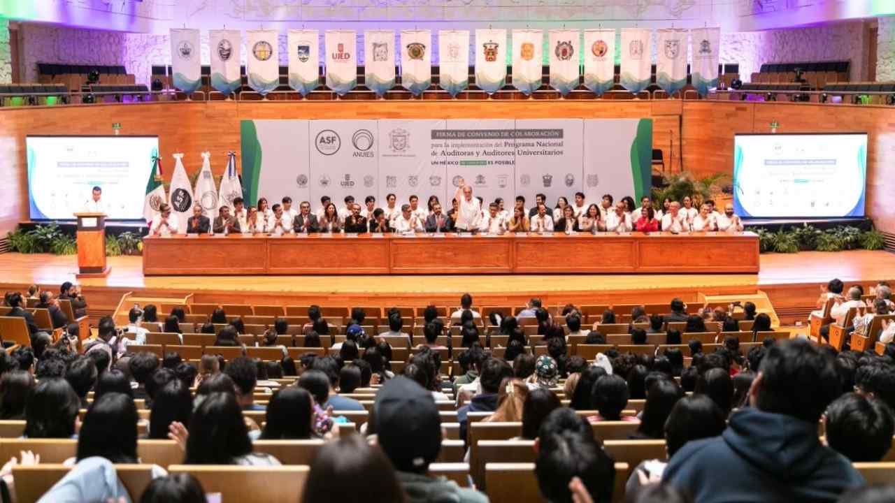 Vista general del auditorio donde se firmó el Convenio de Colaboración para el Programa Nacional de Auditoras y Auditores Universitarios, con rectoras, rectores y autoridades en el presídium. Vista general del auditorio donde se firmó el Convenio de Colaboración para el Programa Nacional de Auditoras y Auditores Universitarios, con rectoras, rectores y autoridades en el presídium.