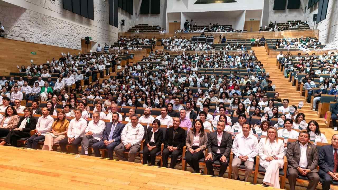 Autoridades universitarias y federales ocupan la primera fila del auditorio durante la firma del convenio de transparencia y rendición de cuentas en Xalapa. Autoridades universitarias y federales ocupan la primera fila del auditorio durante la firma del convenio de transparencia y rendición de cuentas en Xalapa.